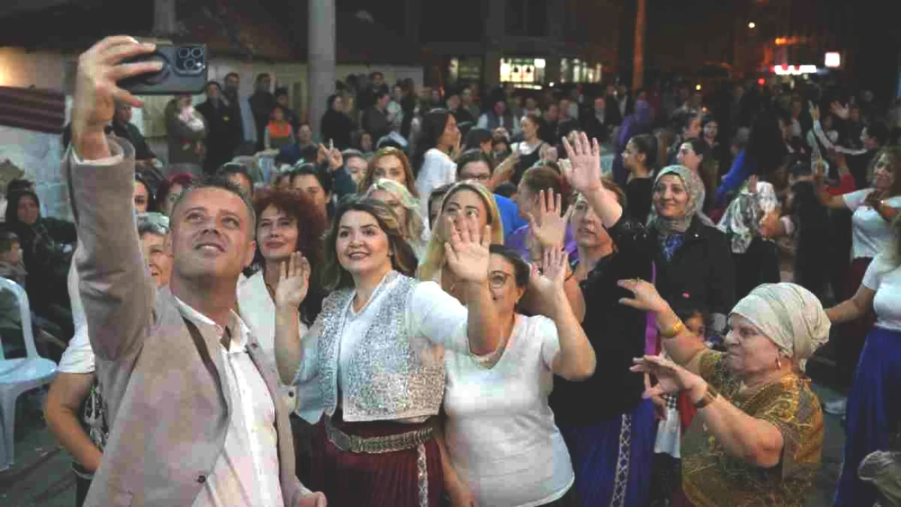 Başkan Sarıkurt, Hıdırağa Mahallesi'nde Coşkulu Etkinlikte Yurttaşlarla Bir Araya Geldi!